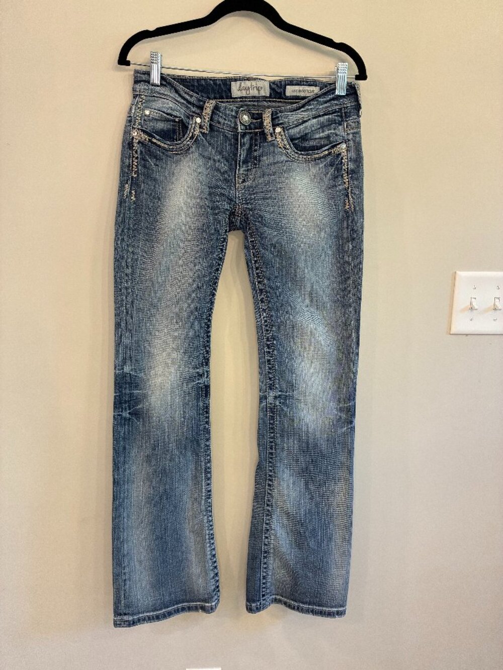 Daytrip Leo Bootcut Jeans Embellished Flap Pockets Medium Wash | Size 27R